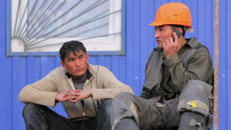 Где работают таджики. Киргиз гастарбайтер. Таджики гастарбайтеры. Трудовые мигранты. Строитель гастарбайтер.