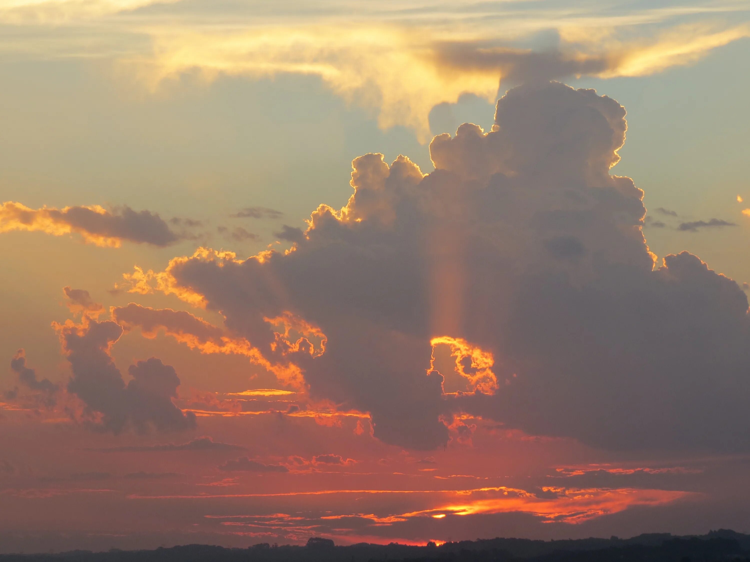 Big clouds. Красивые облака. Небо закат. Красивые облака на закате. Солнце в облаках.