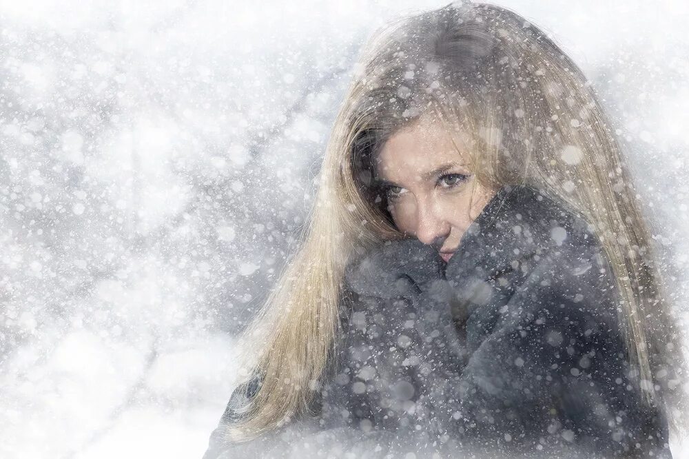 Просто падает снег. Метель. Девушка метель. Женщина в метель. Замерзшая девушка.