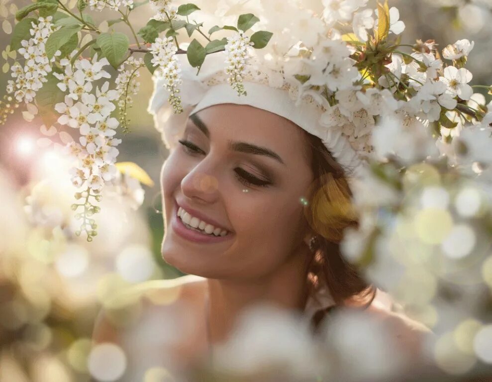 Душа моя улыбается также как весенняя природа. Весенняя девушка. счастливая женщина. девушка весной.