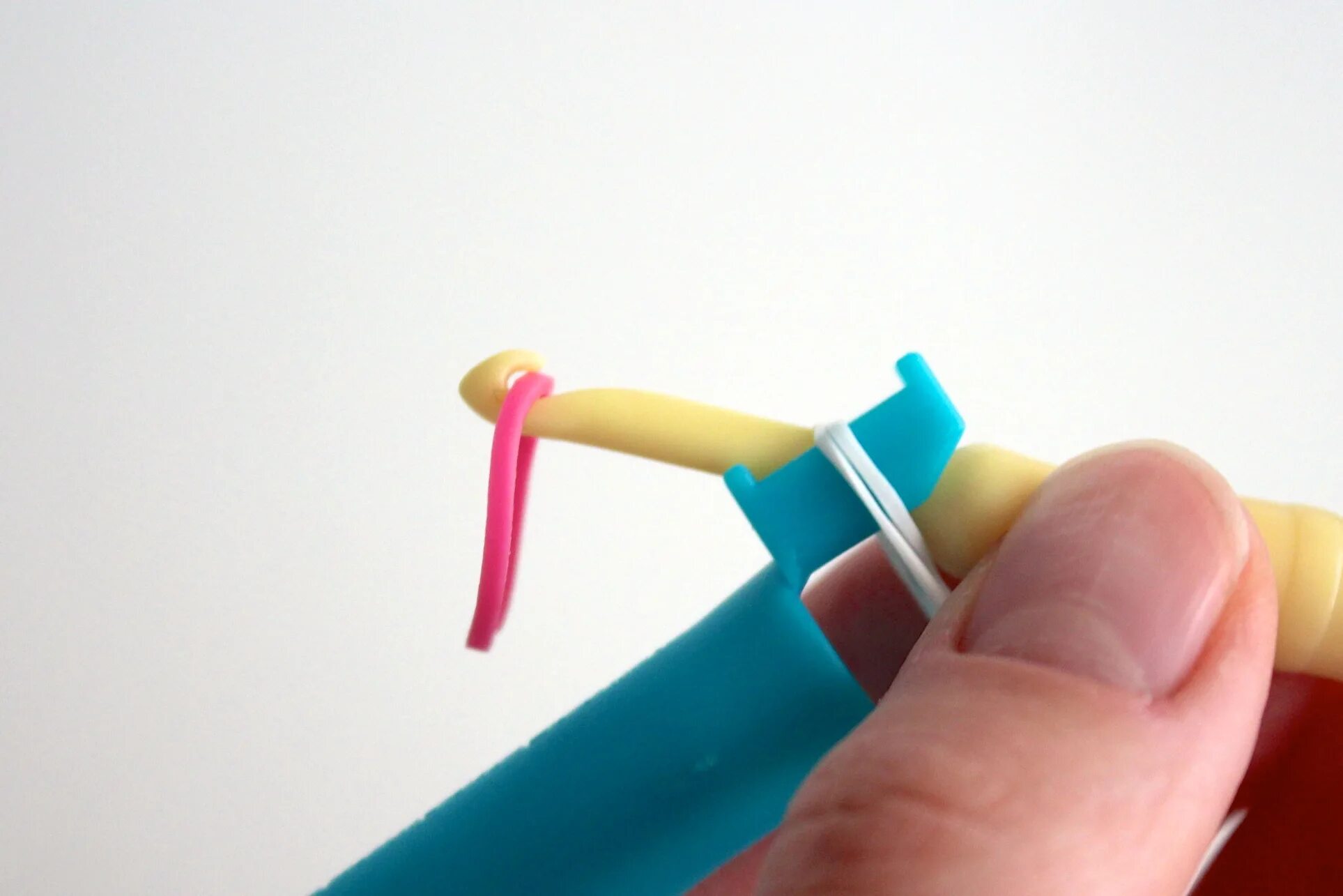 Как сделать из резинки рогатку видео. Как сделать из резинки рогатку видео. Человечек из резинок на рогатке. Крючки для резинок для плетения. Плетение из резиночками на рогатке.