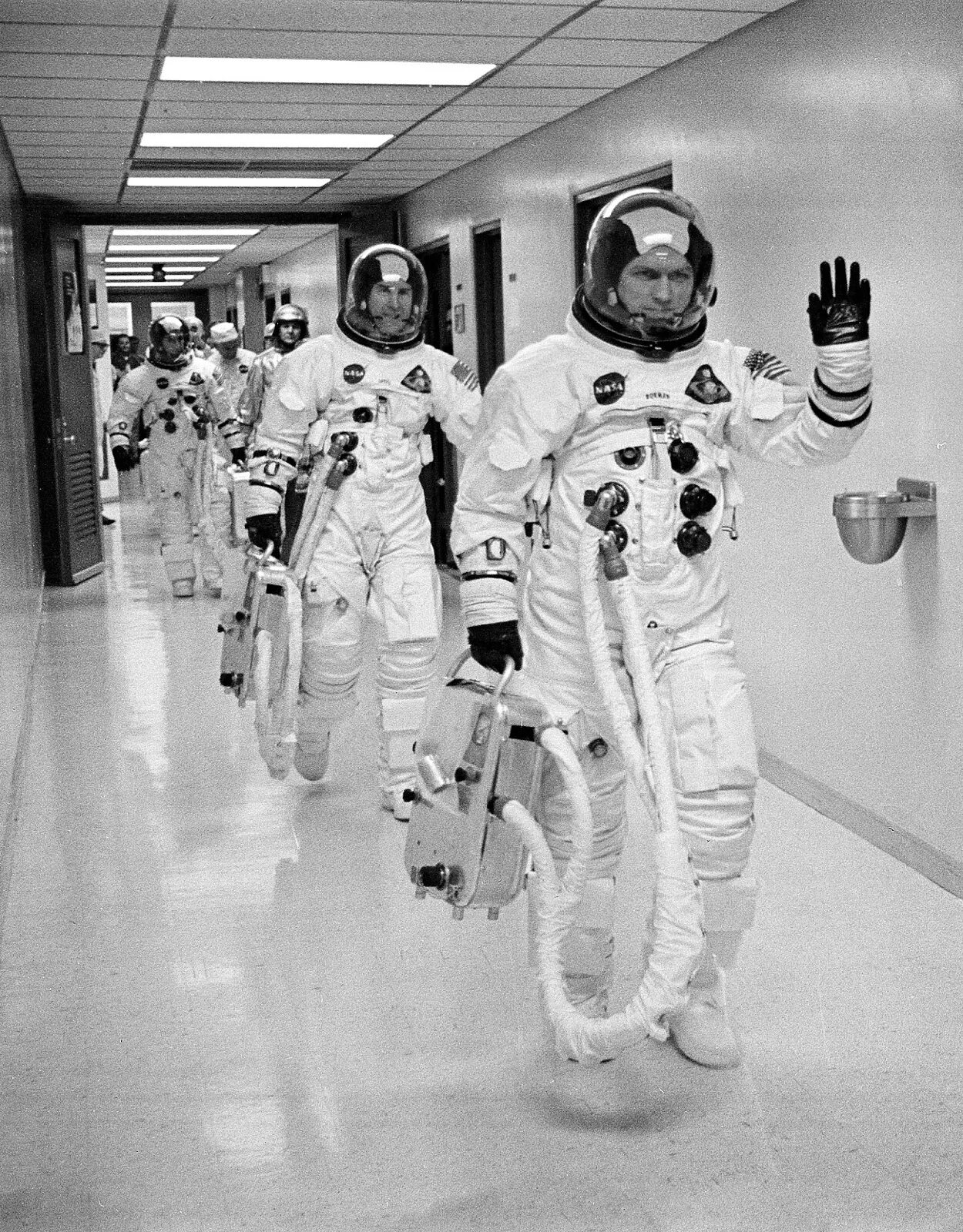 Космонавт no 8. Аполлон 8. Аполлон 8 астронавты. Костюм астронавта 1970. Лунный скафандр.
