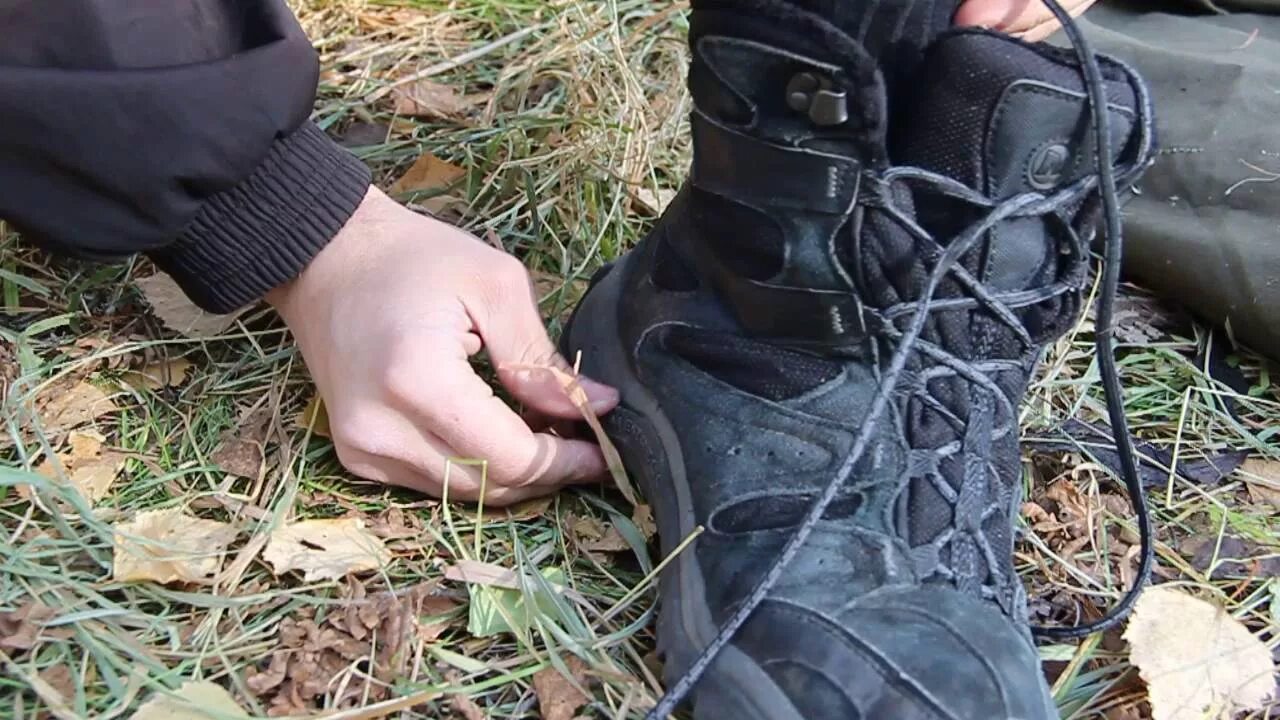 Кроссовки с развязанными шнурками. Развязываются шнурки на обуви что делать. Перетянутые шнурки на кроссовках. Шнурки бабочкой. Развязываются шнурки на обуви что делать.