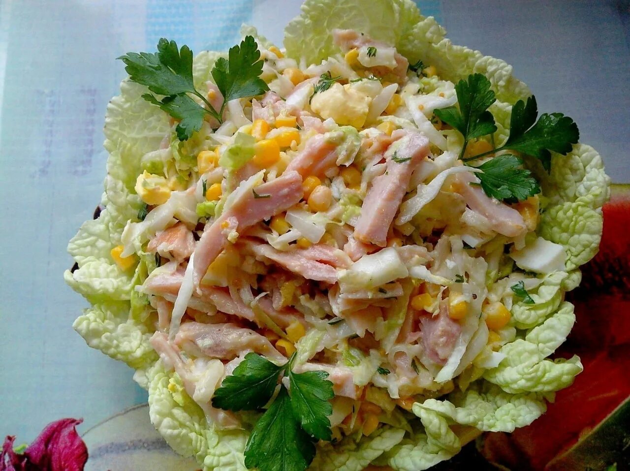 Какой салат можно сделать из филе. Салат из пекинской капусты с курицей и кукурузой. салат из пекинской капусты с курицей копченой. салат с копчёной курицей и пекинской капустой. салат с копченой курицей пекинской капустой и кукурузой.