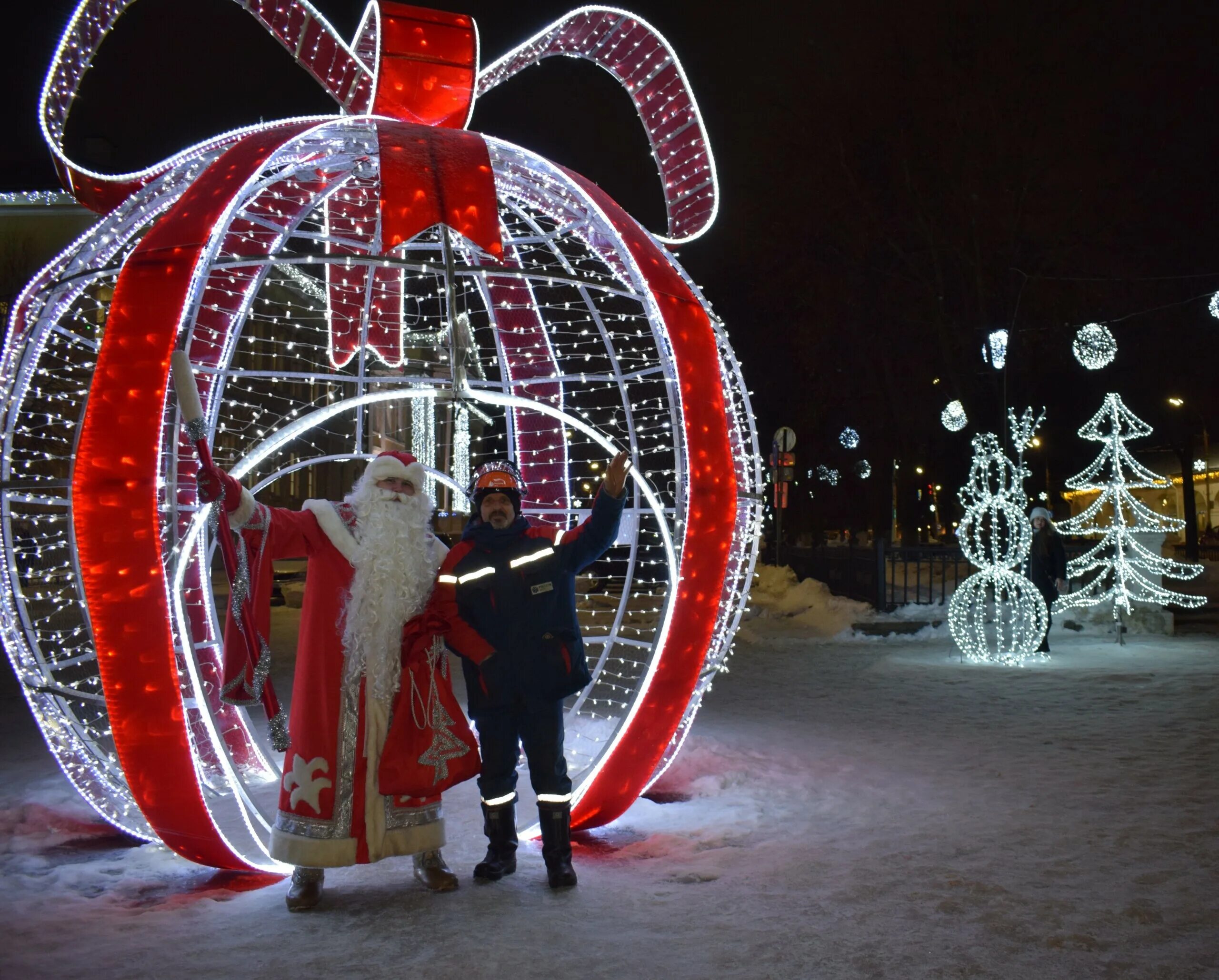 Необычные праздники 2024 году. Новогодние арт объекты. Новогодние украшения. Новогодняя иллюминация для улицы. Город украшенный к новому году.