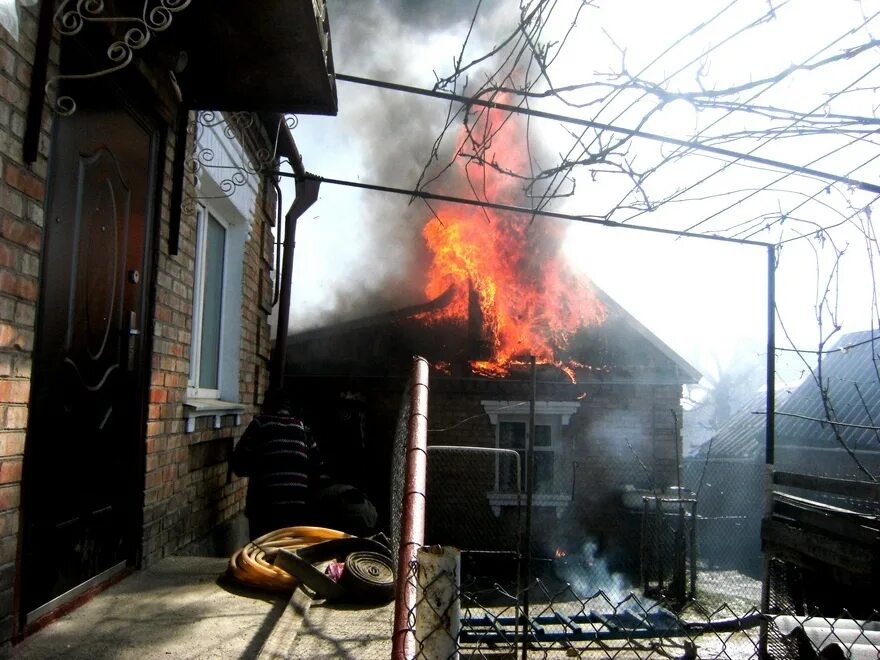 Пожар в Миллерово. Пожар поселок черемухи Мартыновский район. Пожар в доме. Пожар в частном доме. Сгорел подарок