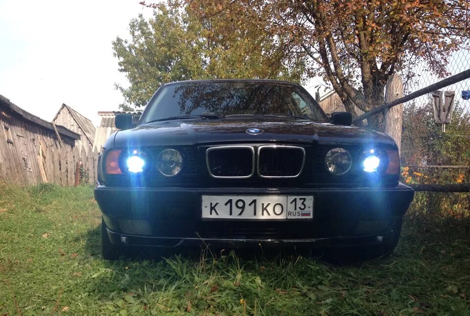 Хелла е34. Фары HELLA Black BMW e34. Е34 HELLA Black. БМВ е34 Хелла Блэк. Фонари Хелла Блэк е34.