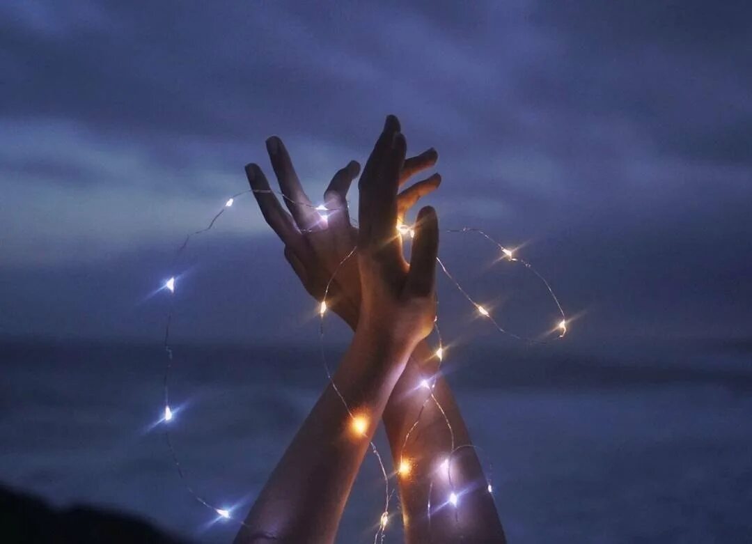 Небо на ладони голос. Звезды на ладони. Свет в руках. Звезда в руке. Свет в ладонях.