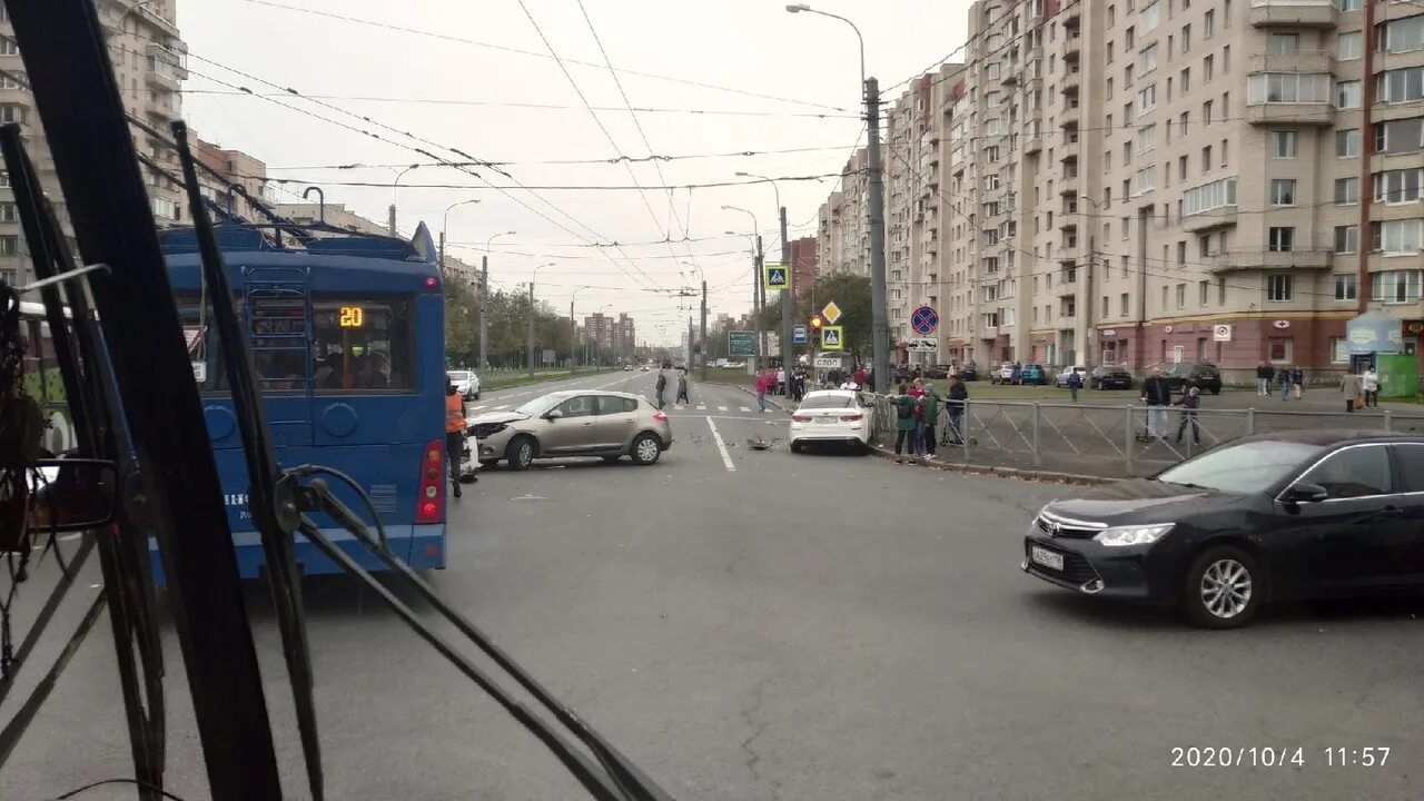 Дтп проспект ветеранов. Дтп на проспекте ветеранов вчера. Авария на ветеранов сейчас в спб. Улица корзуна. Дтп перекресток ветеранов и гарькавого.