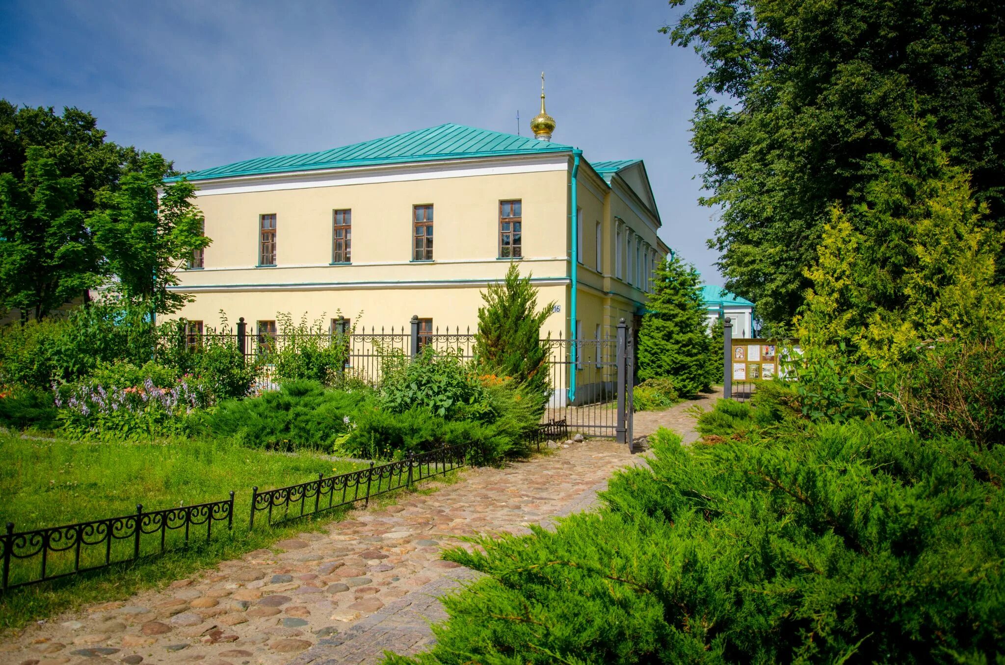 Музей на дмитровском. Дмитровский Кремль (музей-заповедник). Дмитров Кремль. Дмитров крепость. Дмитровский Кремль, ансамбль присутственных мест, Дмитров.