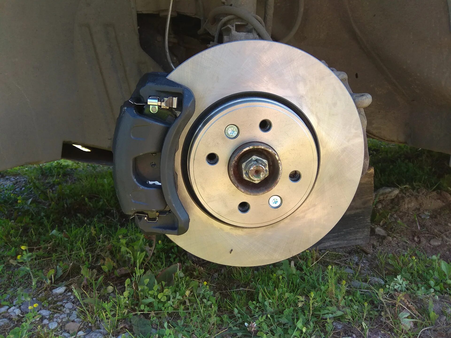 Тормоза 280мм на весту. Ниссан тиида 2007 колодки стояночного тормоза. Тормоза тииды. Тормоза передние ниссан тиида. Задние колодки ниссан тиида с11.