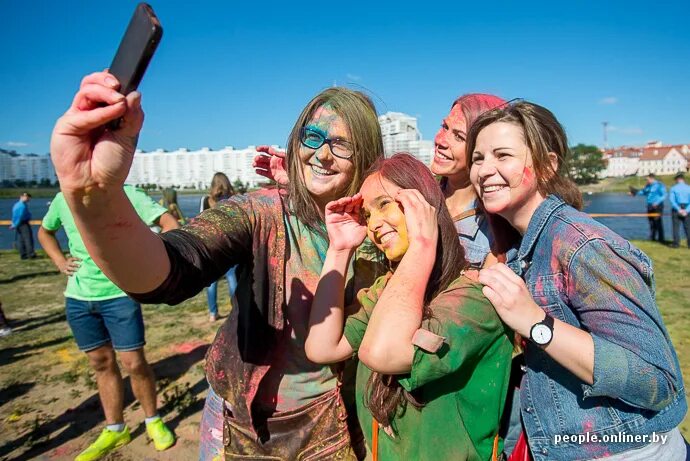 Мирный люди молодежь. Творческая молодежь беларуси. Молодежь в бассейне. День молодежи в беларуси. Всемирный день молодежи брсм.