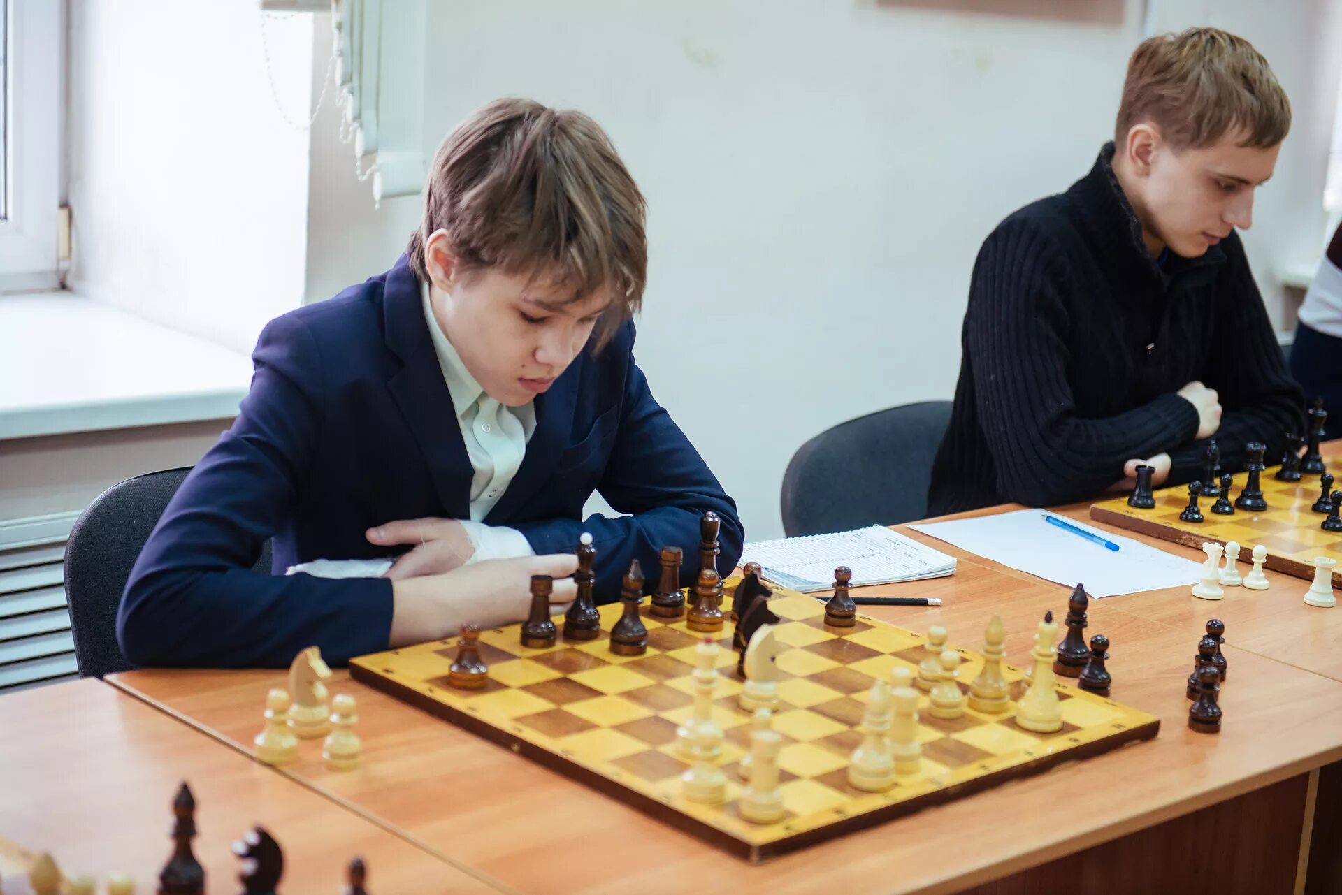 Мусалов шахматы. Подросток шахматист. Шахматы "школьник". Школьники играют в шахматы. Играть в шахматы в шахматном клубе