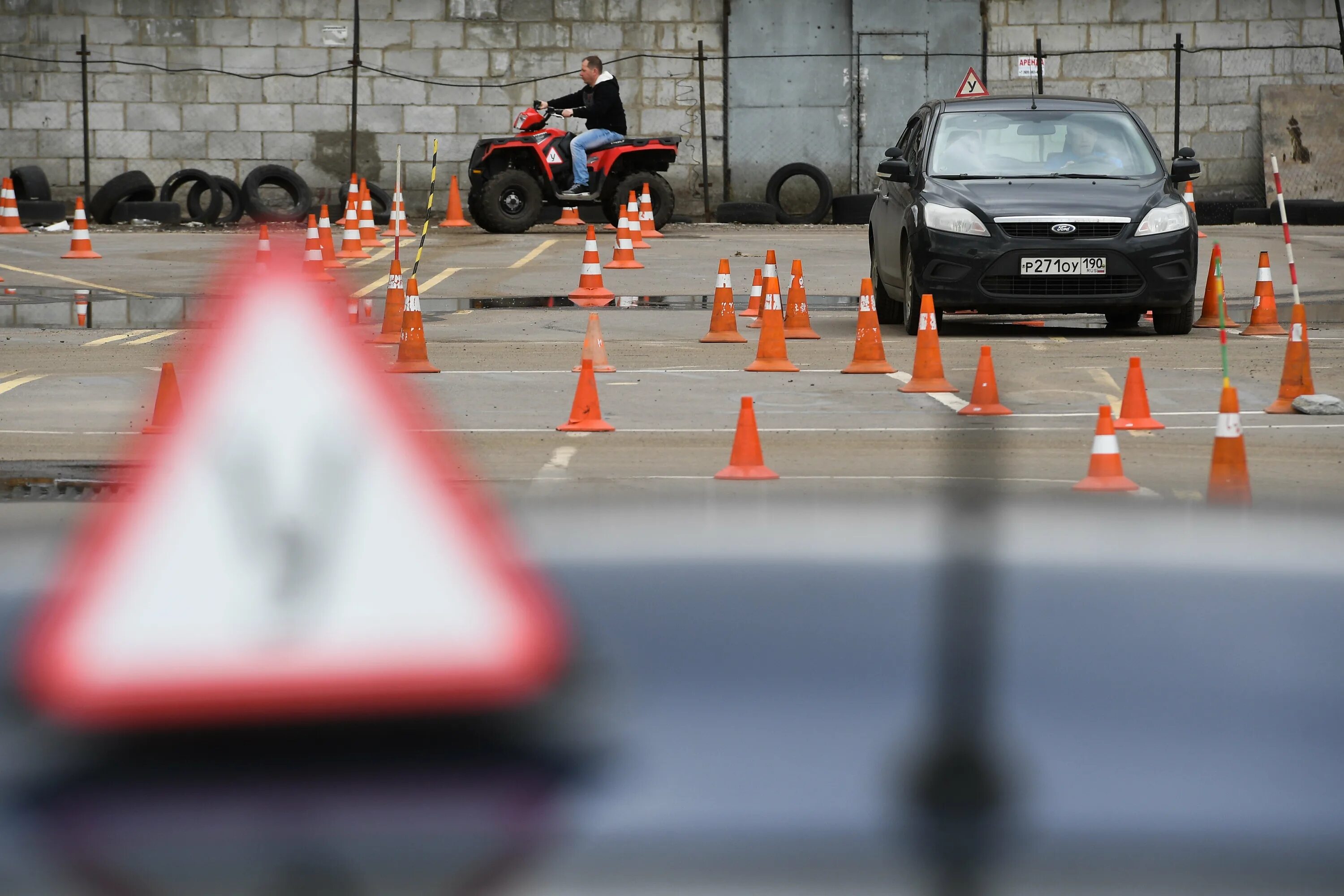 Как происходит обучение в автошколе. Экзамен в автошколе. учебная машина для вождения. автошкола экзамен вождение. автомобили на учебной площадке.