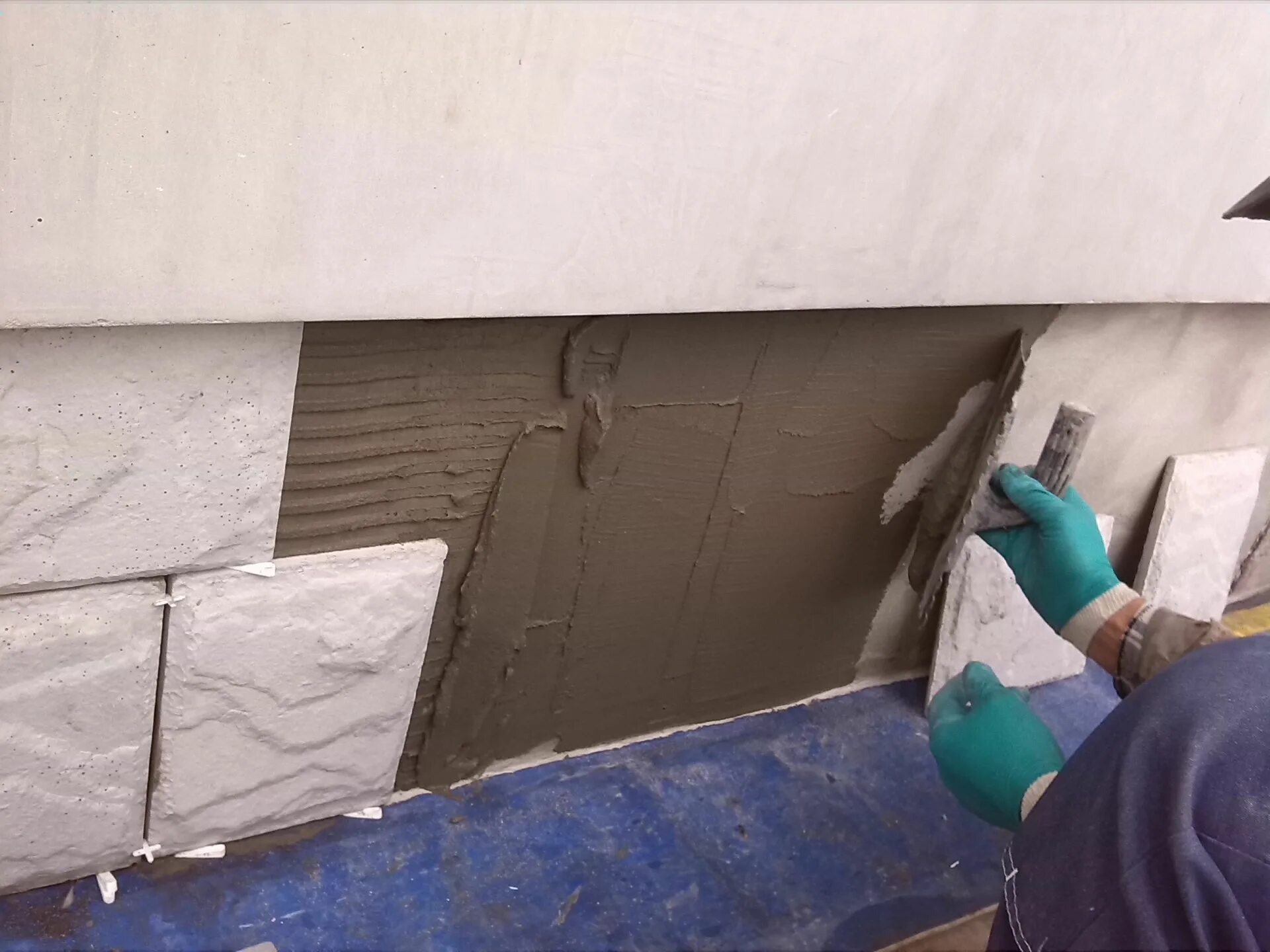 Чем приклеить плитку к бетону