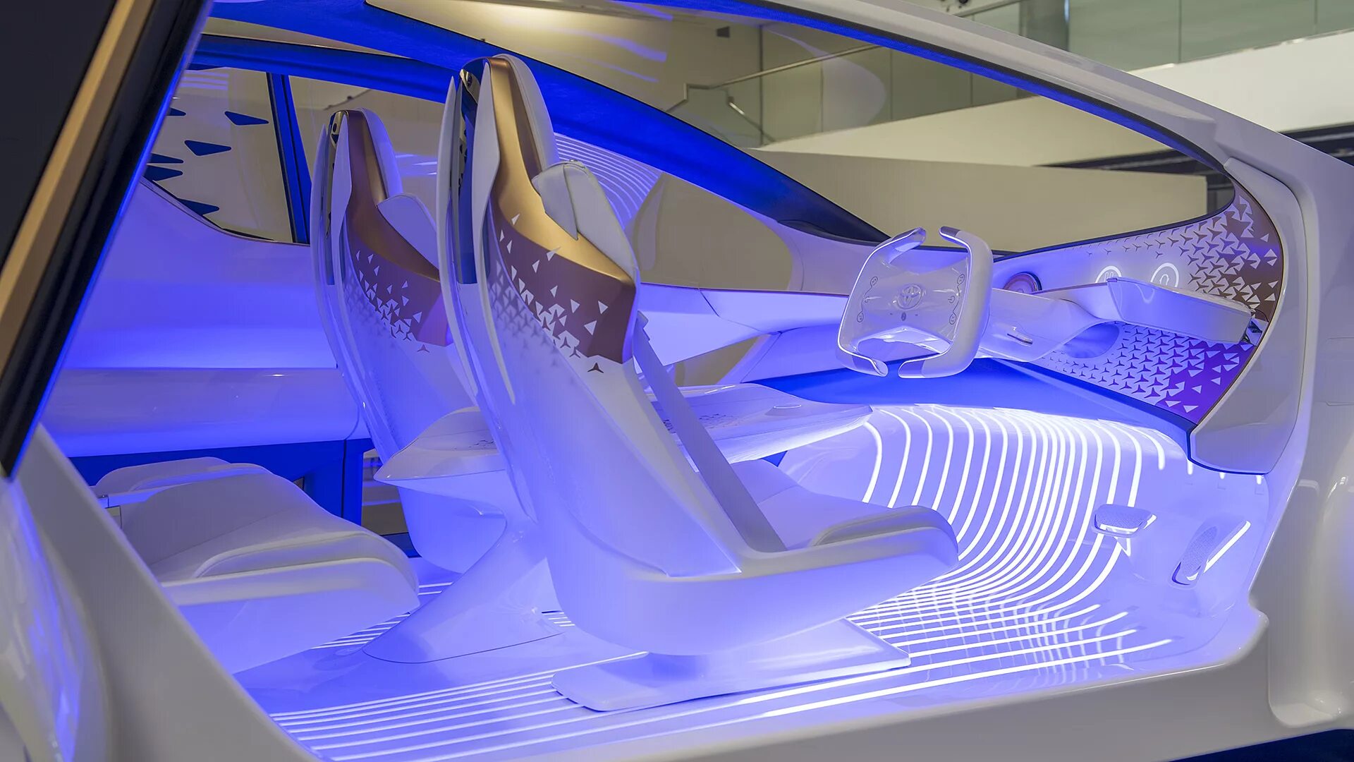 Как называется стекло в машине. Мытье стекол авто. Разбитое стекло автомобиля. Детали для лобового стекла. Устройство лобового стекла сбоку.