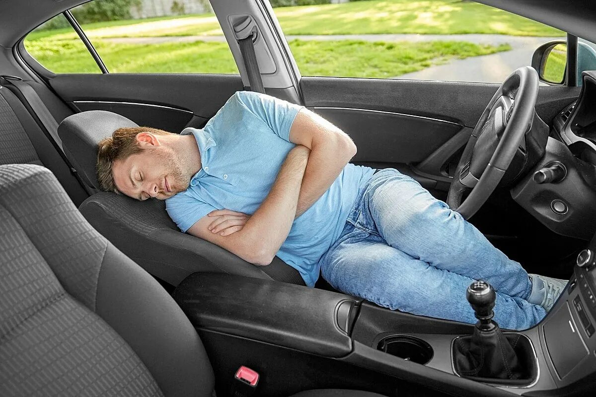 Устал от долгой дороги. Спать в авто. Спящий в машине.