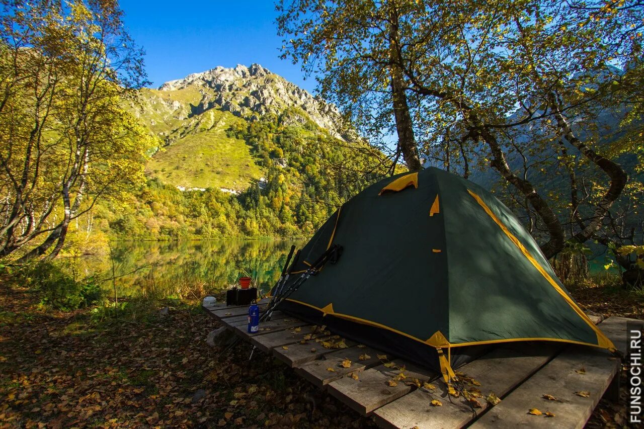 Mountains camping. Озеро Кардывач Сочи. Палаточный лагерь на озере Кардывач. Палаточный лагерь на красной Поляне. Бзерпинский карниз Сочи палаточный лагерь.