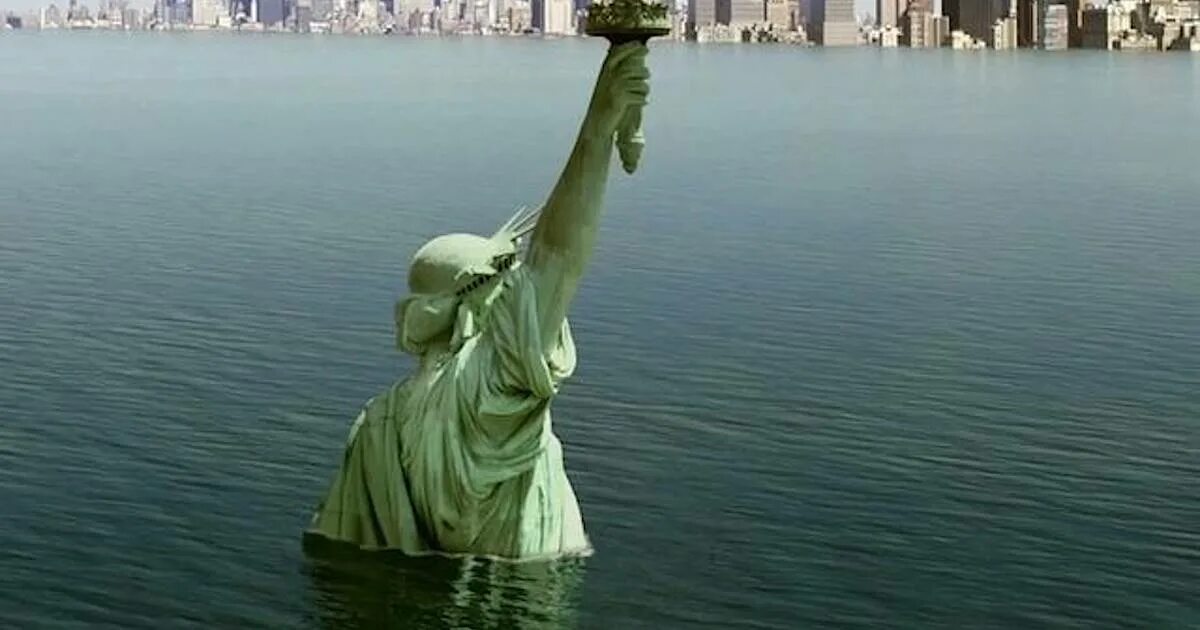 Последствия повышения уровня океана. Повышение уровня мирового океана. Затопленный Нью Йорк. Затопленная статуя. Уровень мирового океана растет.