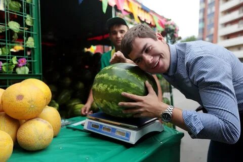 Арбузы покупают