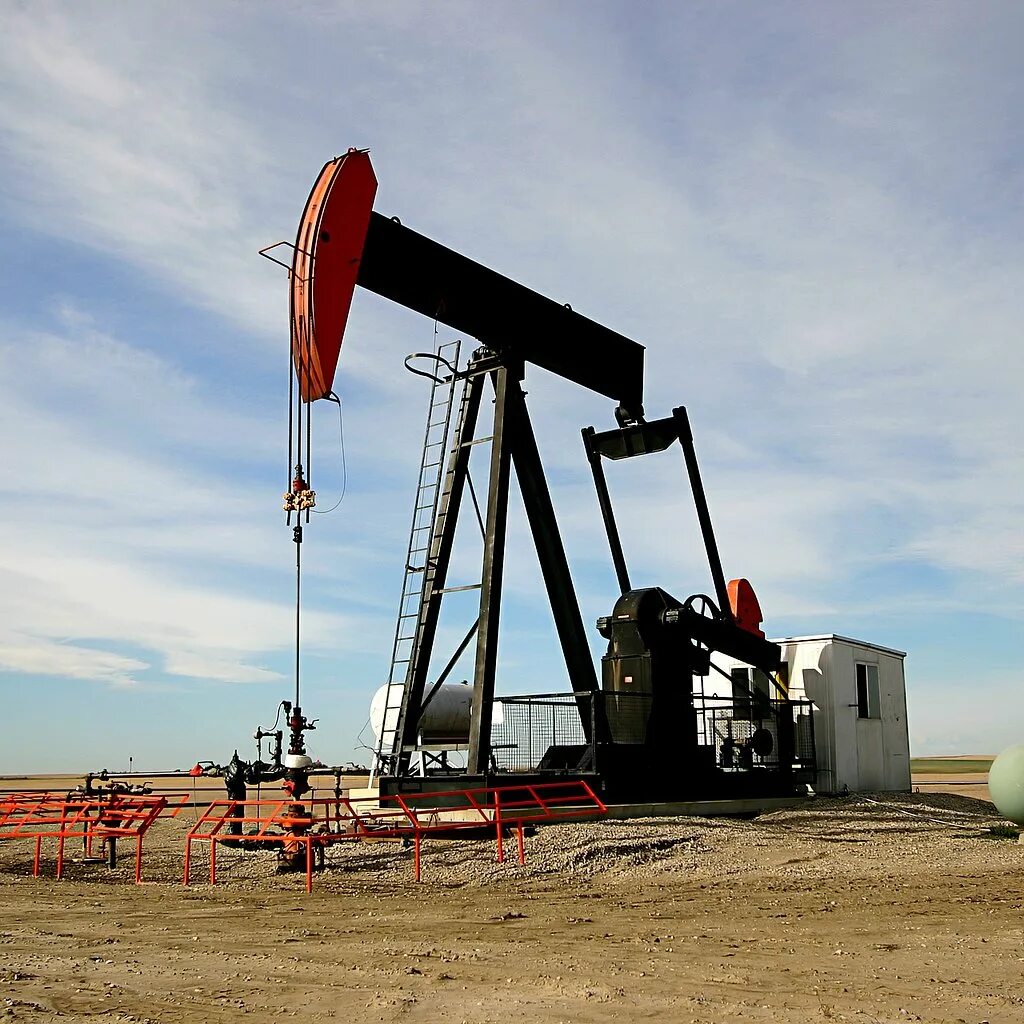 Добыча углеводородного сырья. Нефтяная качалка. добыча нефти. нефтяная скважина. нефтяная машина.