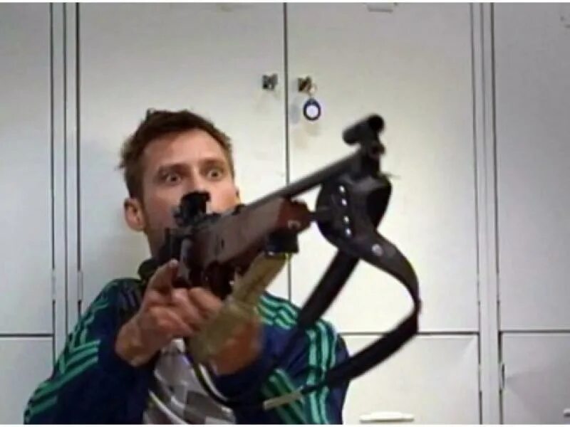 Выстрел про биатлонистов. Шипулин на лежке биатлон. Выстрел про биатлонистов. Биатлонист стреляет. Выстрел про биатлонистов.