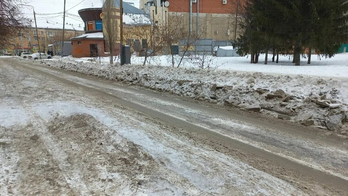 Снег на дороге. Дороги в городе. Снег вдоль дороги. Сугробы вдоль дорог.