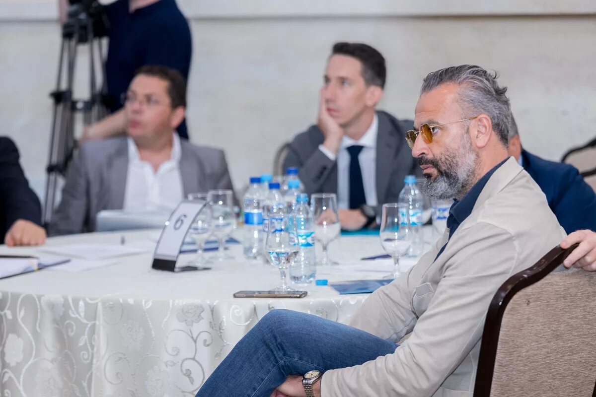 Бизнесмены италии. Итальянские бизнесмены. Деловые итальянцы. Итальянцы на деловой встрече. Итальянцы.