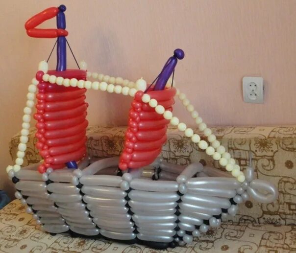 Корабль из шаров. Корабль из воздушных шаров. Парусник из воздушных шаров. Фигура из шаров корабль. Кораблик из шариков.