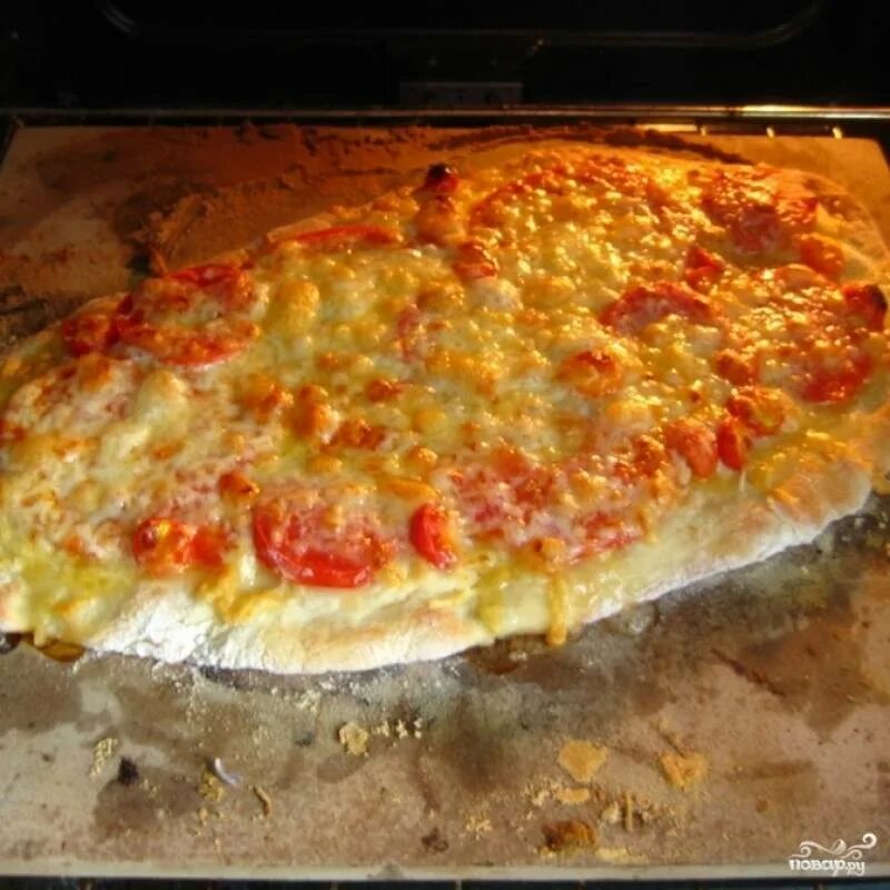 Пицца домашняя в духовке. Готовая пицца по домашнему из духовки. Пицца запеченная на фольге. Пицца домашняя в духовке фото.