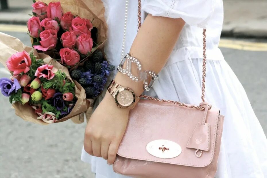 Стильные аксессуары. Аксессуары для одежды. Важные аксессуары для женщин. Комплект для вечеринки великий гэтсби. Аксессуары для одежды.