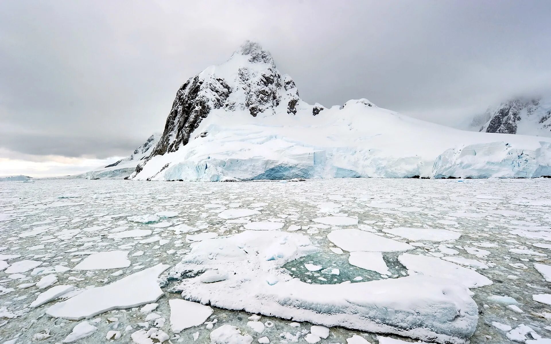 Среди снега и льда. Полюс холода Антарктиды. Северный полюс ледники. Ледник Хакель. Природа крайнего севера.