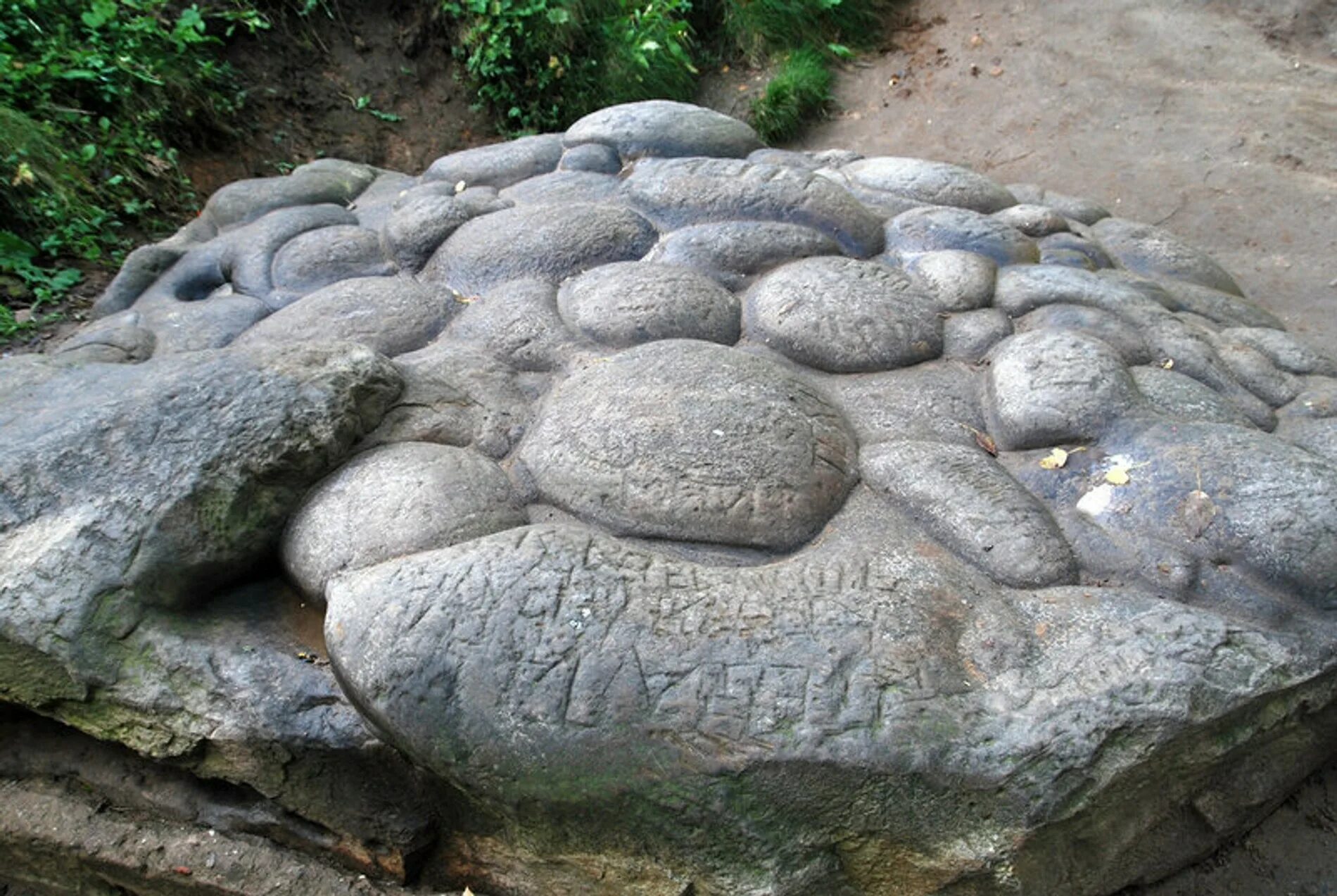 Где живут камни. Коломенское Девий камень. Девий камень в Коломенском. Парк Коломенское Девий камень. Девий камень в Коломенском Легенда.