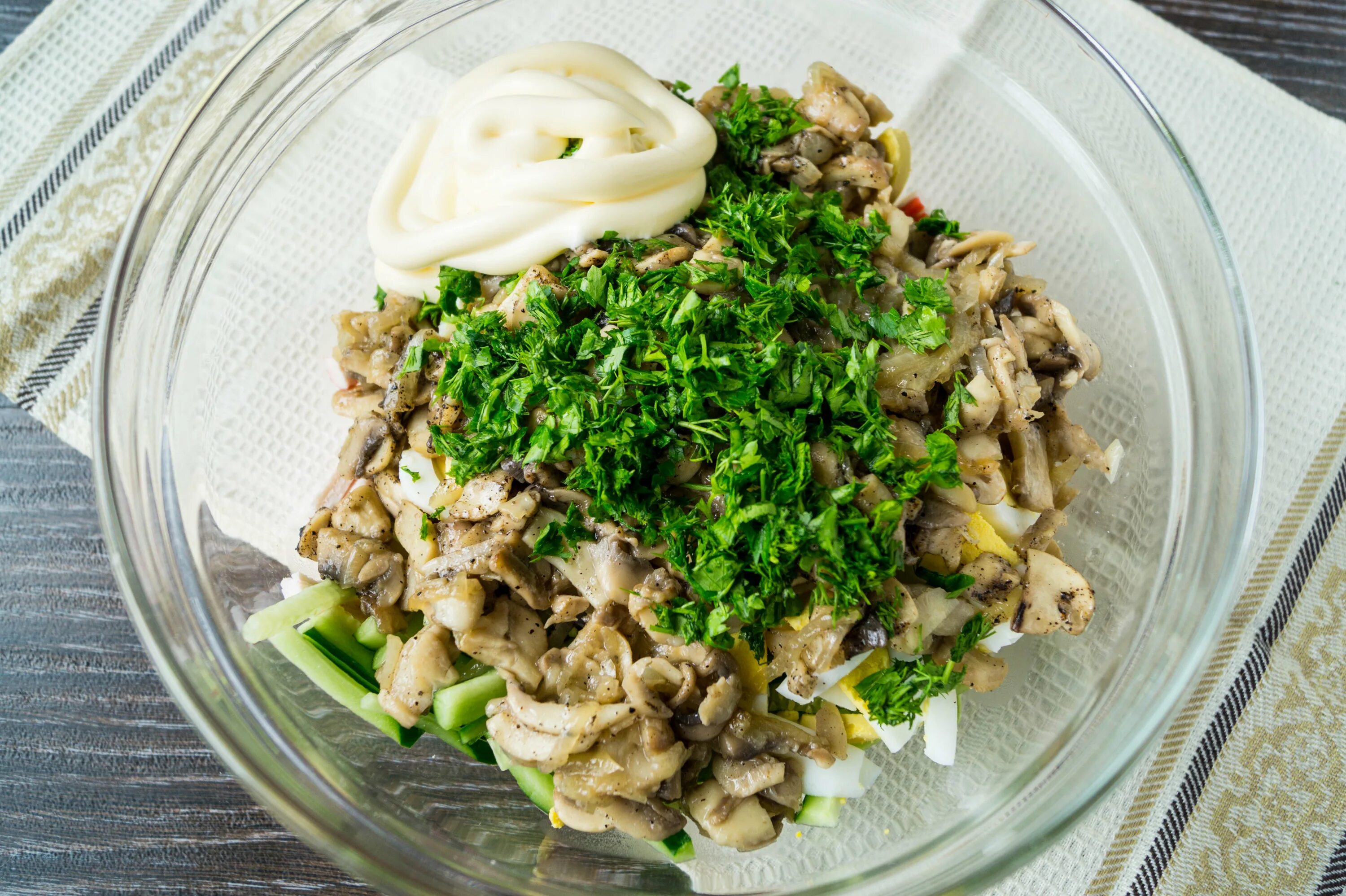 Салат с шампиньонами. Салат с шампиньонами жареными. Салат с курицей и грибами. Салат с курицей и грибами жареными.