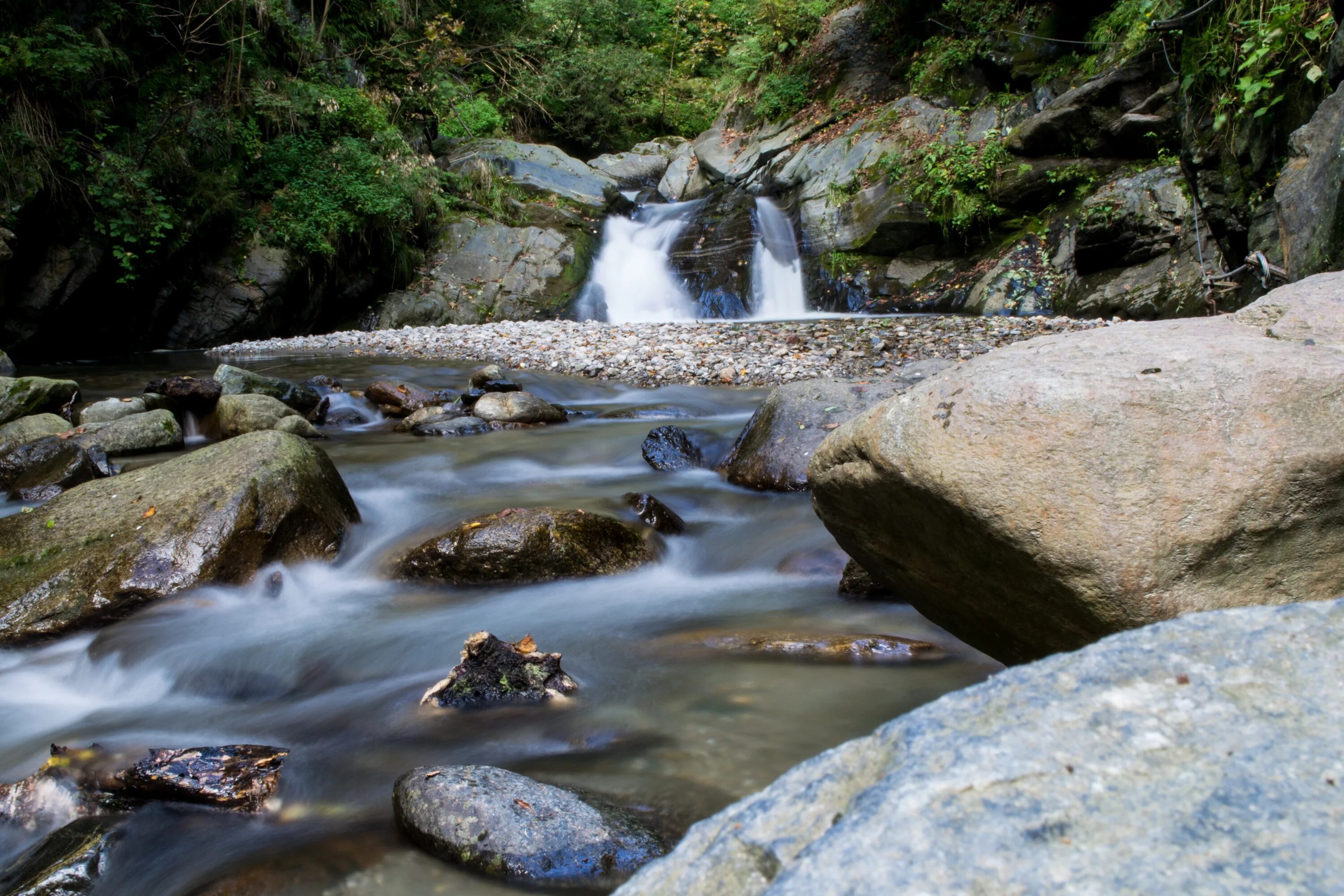 Песни камень и вода. Камни реки ручейки. Вода по камням река. Ручей (Водный поток). Камни в реке.