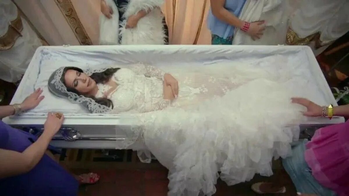 Зачем мертвому. Покойница в свадебном платье. Девушки в гробу в свадебном платье.