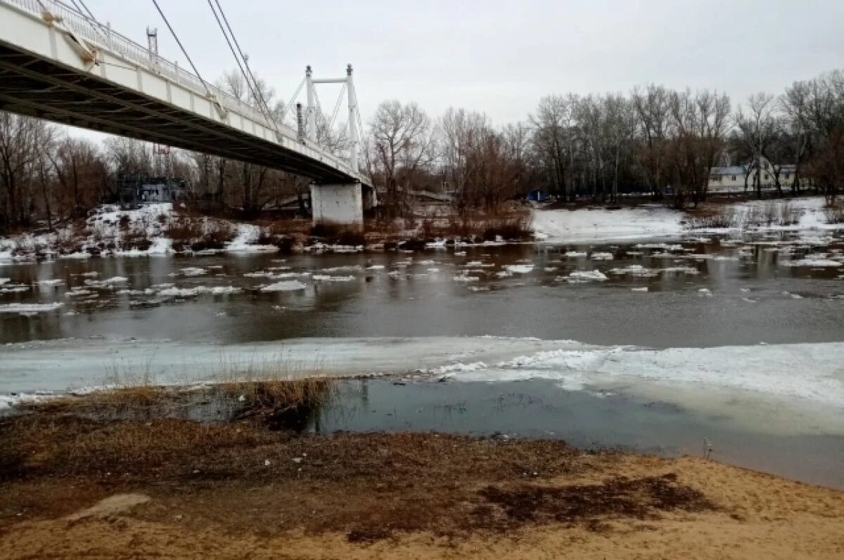 Оренбург какой уровень воды в урале сегодня. Оренбург мост разлив. Разлив р Урал у Оренбурга. Паводок весенний Оренбург. Река Урал с дамб Орск.