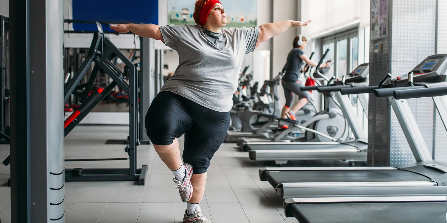 Толстый человек в спортзале. Пошла в спортзал. Пошла в спортзал. Активный образ жизни спорт. Спортивные девушки.