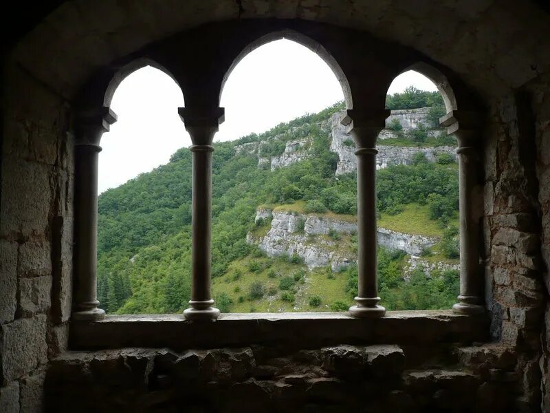 В замках были окна. Окно в замке. Окна в средневековых замках. Вид из окна средневековье. Вид из окна замка средневековье.