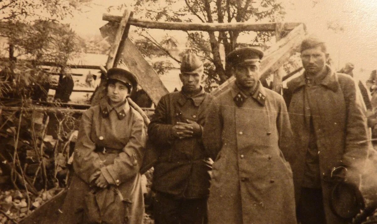 Итальянские солдаты под сталинградом. Венгерские военнопленные 1943. Плен 285. Немецкие солдаты сдаются в плен 1945. Немецкие военнопленные 1945 лагеря.