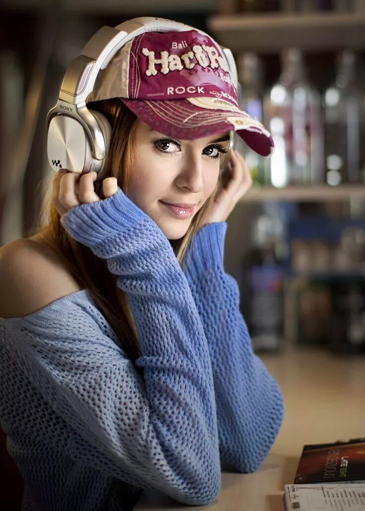 Девушка с гитарой. Sara dokumaci. Елена кенина. Красивые девушки брюнетки. Девушка с гитарой.