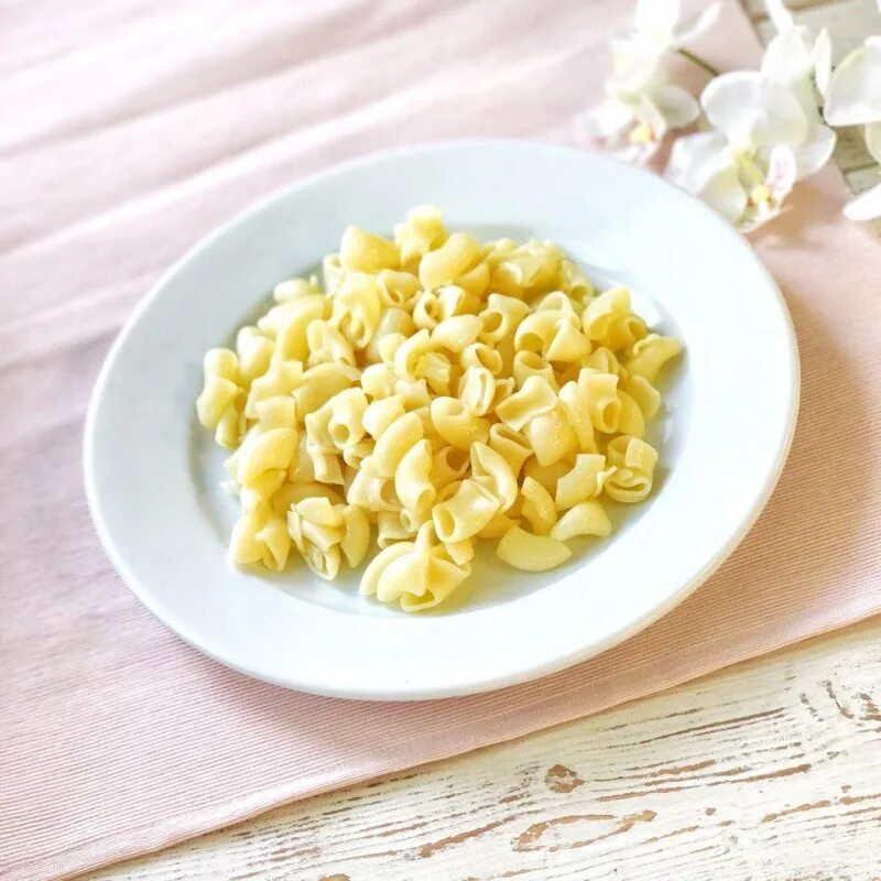 макароны вареные. гарнир к макаронам. макароны вареные. макароны отварные в столовой. макароны в тарелке на белом фоне.