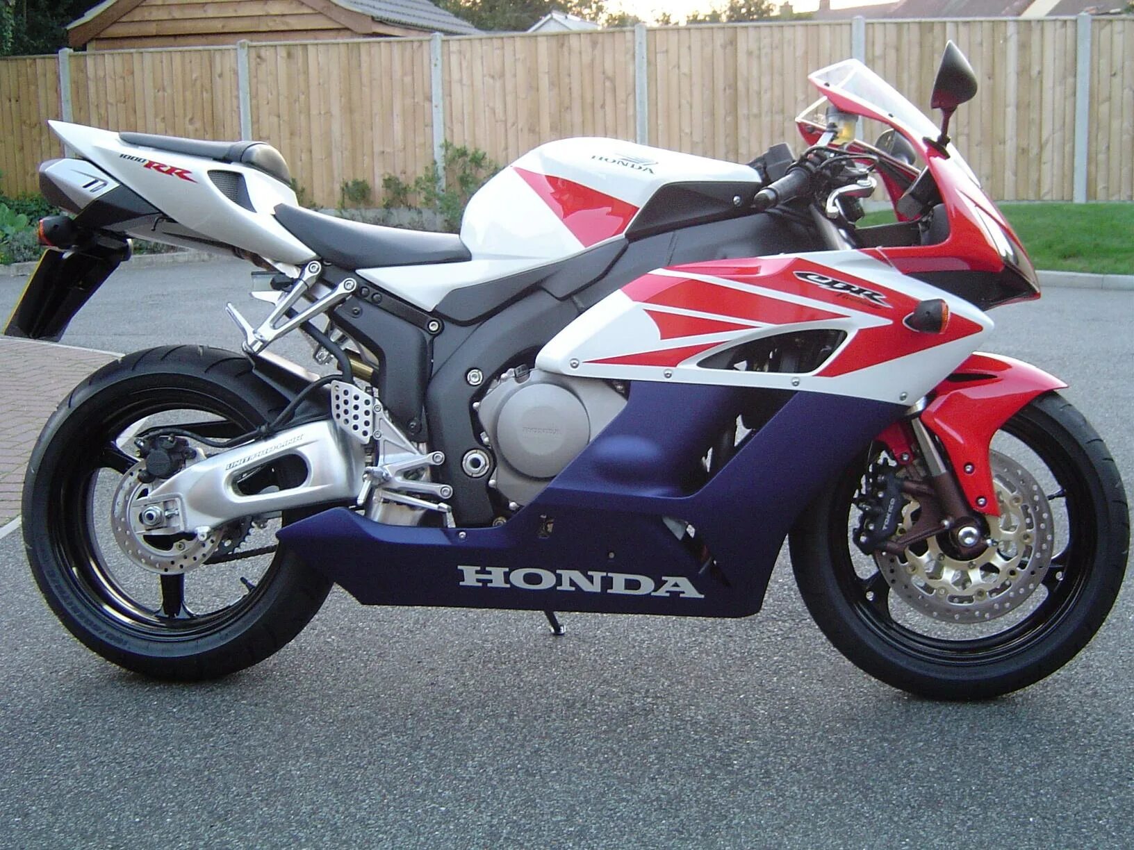 Honda CBR RR Fireblade. Хонда Фаерблейд 1000 RR фото. Кадр Фаерблейд Тау. Honda cbr fireblade