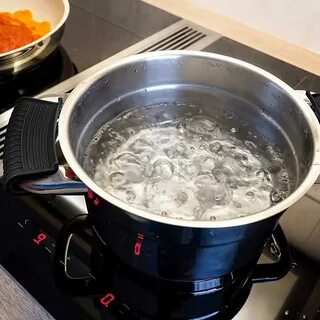 На плите стоит кастрюля с водой