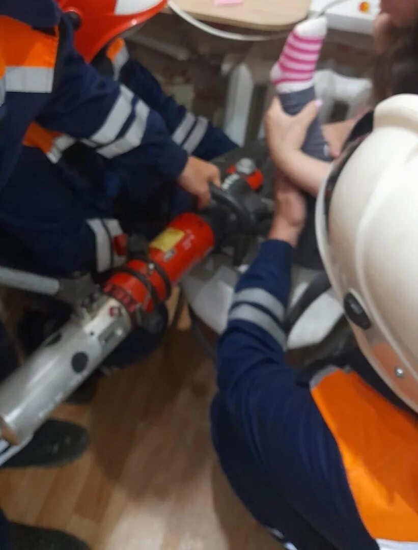 Ноги детей девочек маленьких. Детские пятки девочек. Пружина матраса в ногу. Нога застряла в тапочке. Трогает ножки.