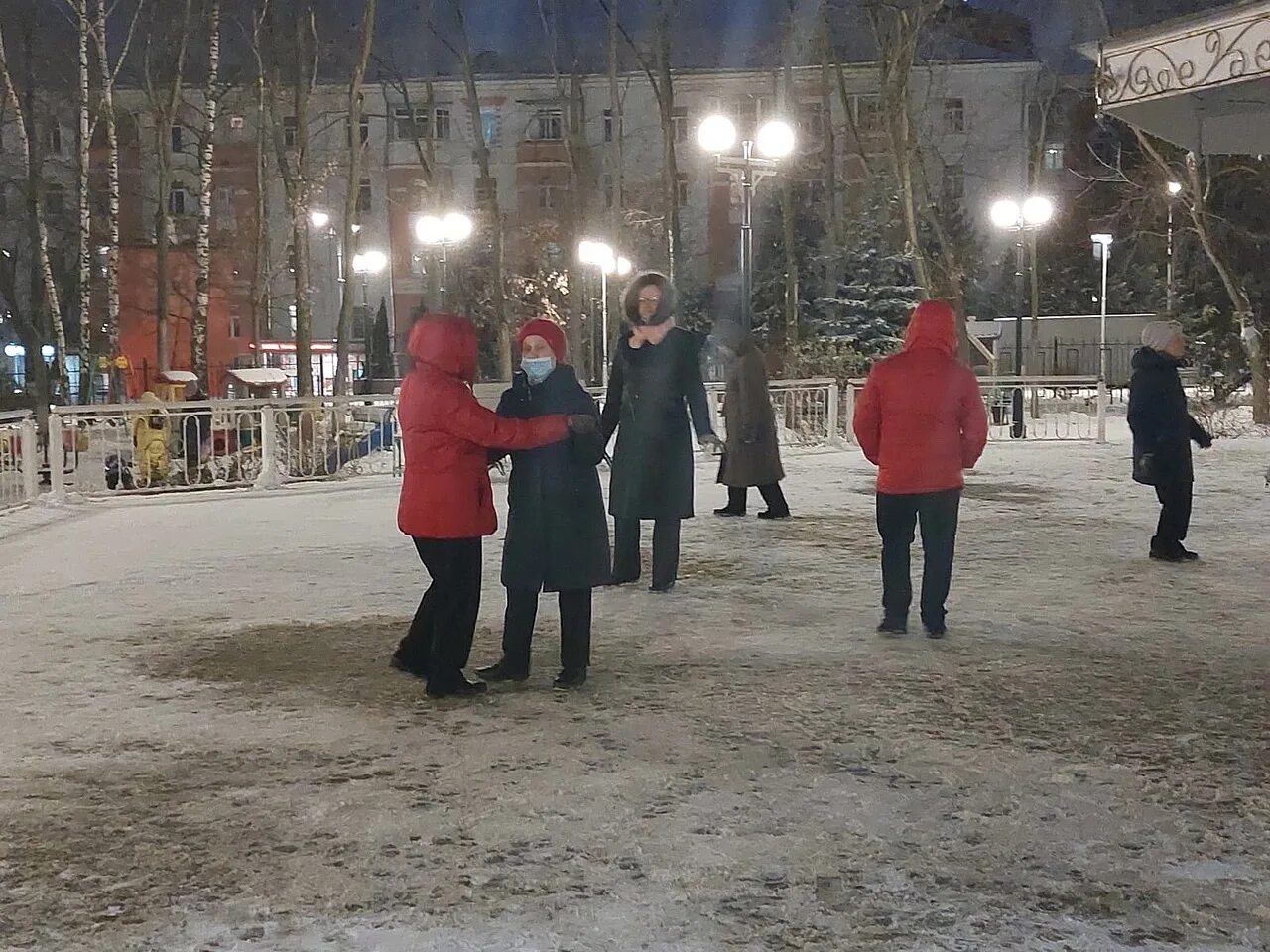 2 декабря вечером. Март в городе. Ярмарка в городе. Кострома плохая погода. Мартовские улицы.