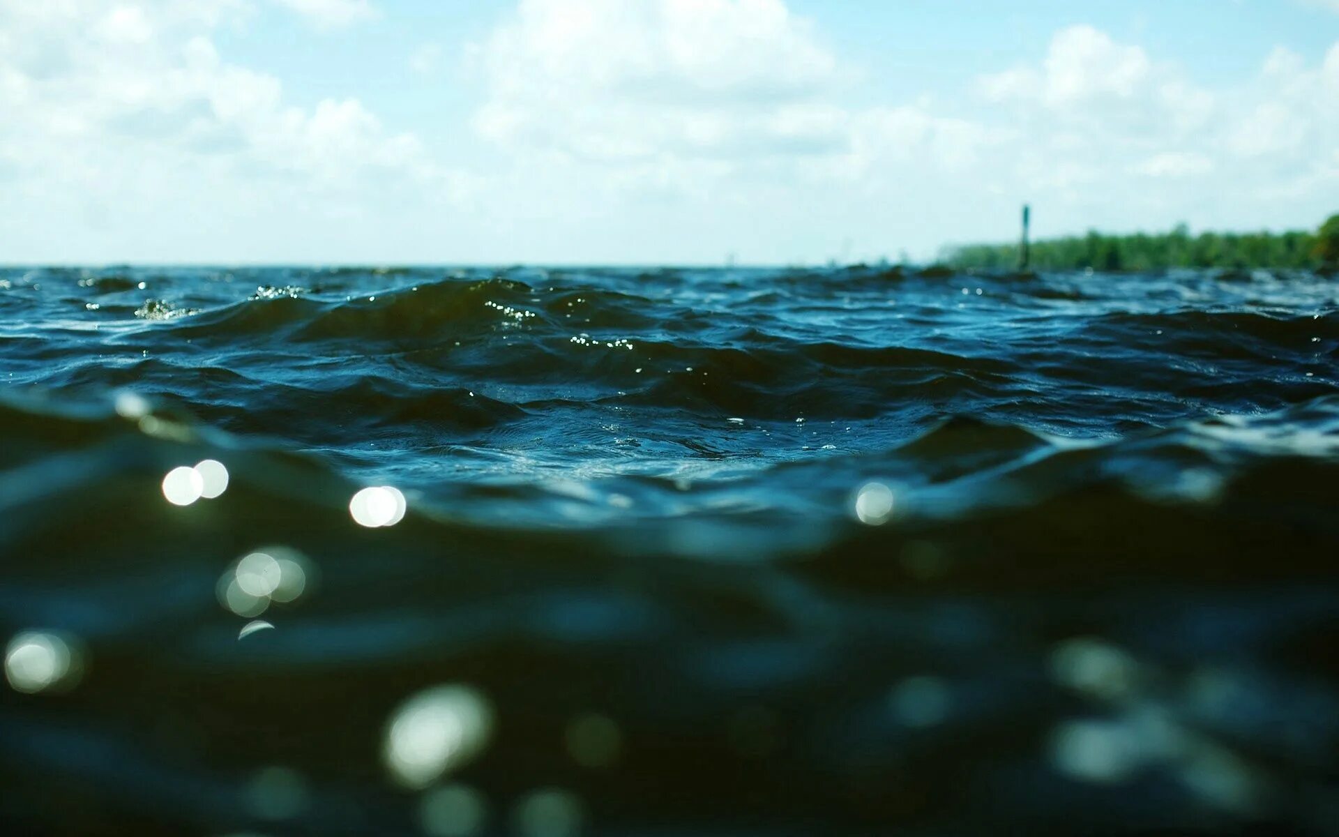 Стала спокойнее вода. Гладь воды. Поверхность воды. Вода озеро.