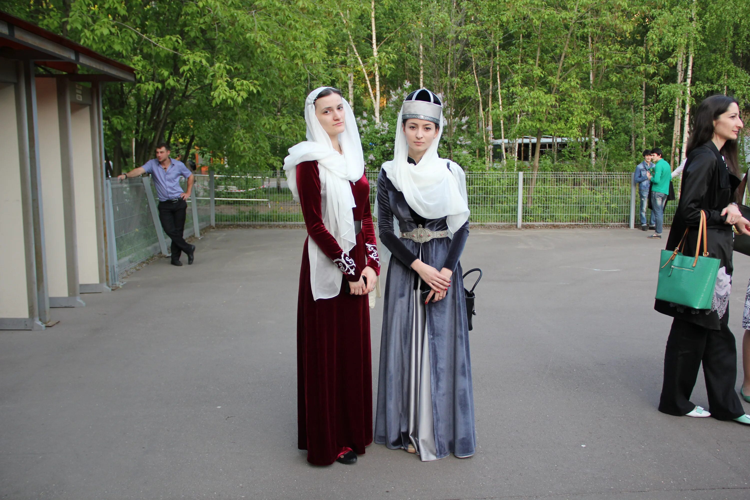 Москва черкесский. Майкоп в октябре. Черкешенка в полный рост. Черкешенка на улице в городе. Из Москва в черкесу.