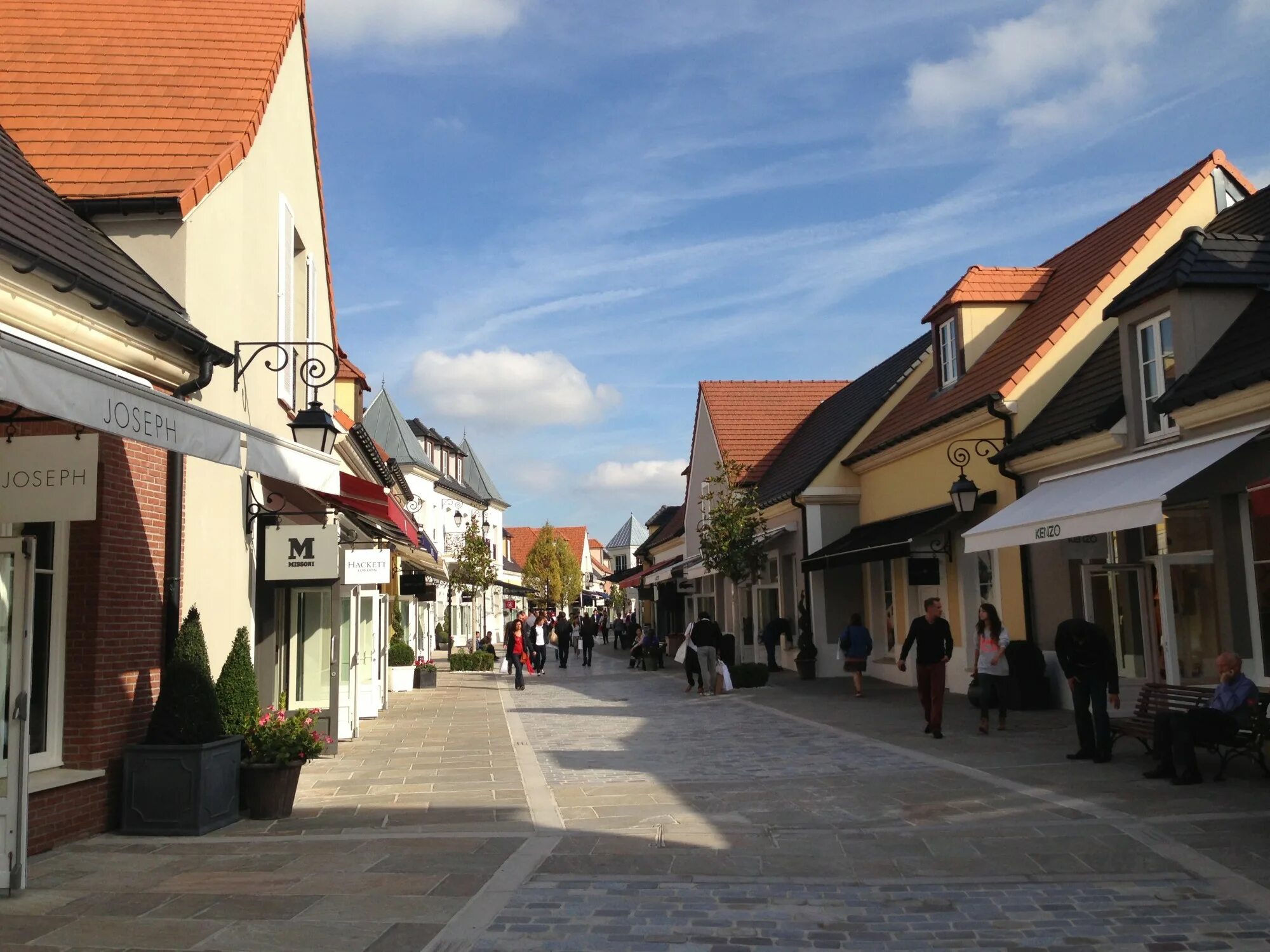 Ла валле вилладж в париже. Ля виладж аутлет фото париж. Аутлет в париже. Аутлет в париже. Шоппинг в европе.