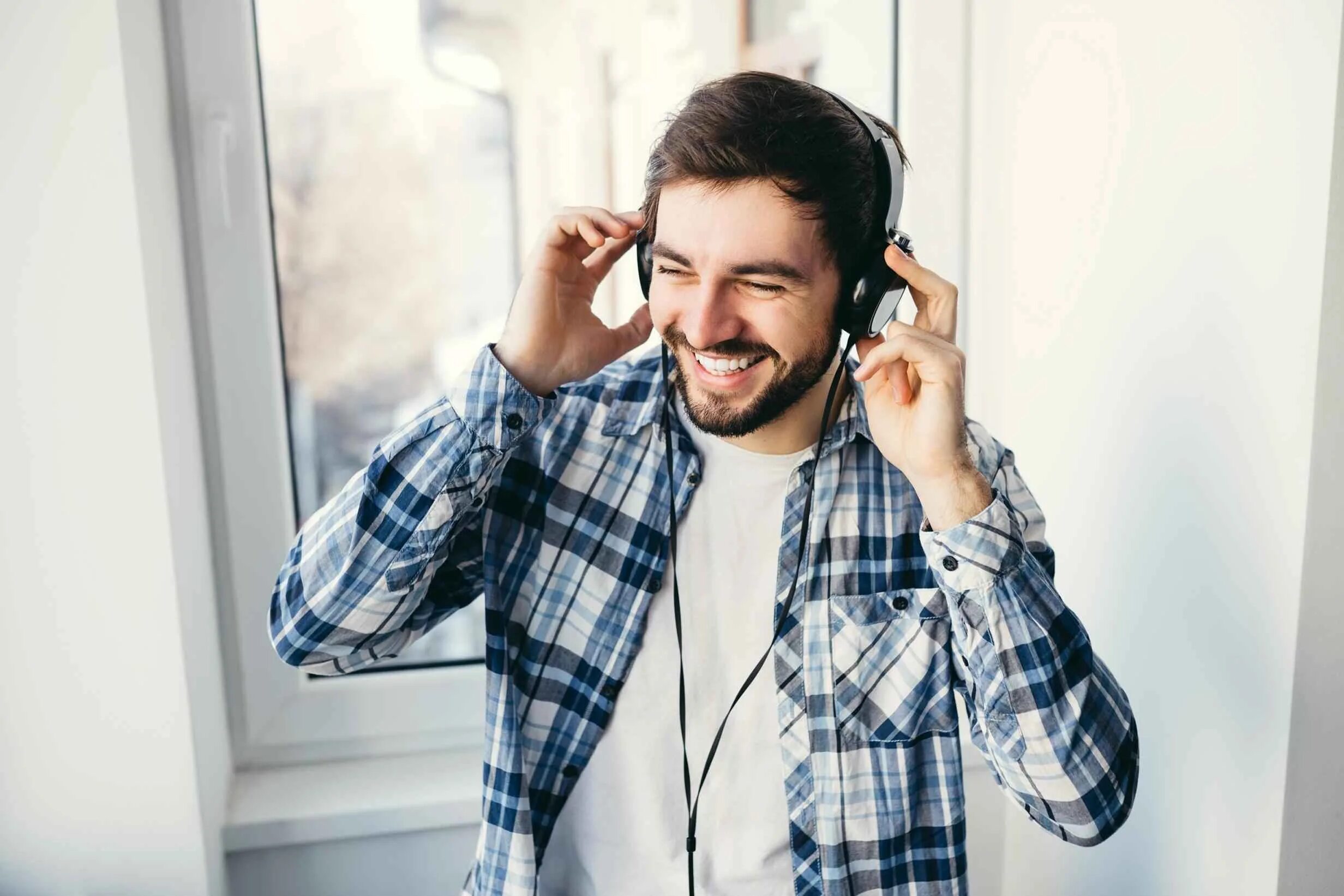 Guys music. Guys music. Наушники на ярком фоне. Парень с электрогитарой. Человек слушает музыку.